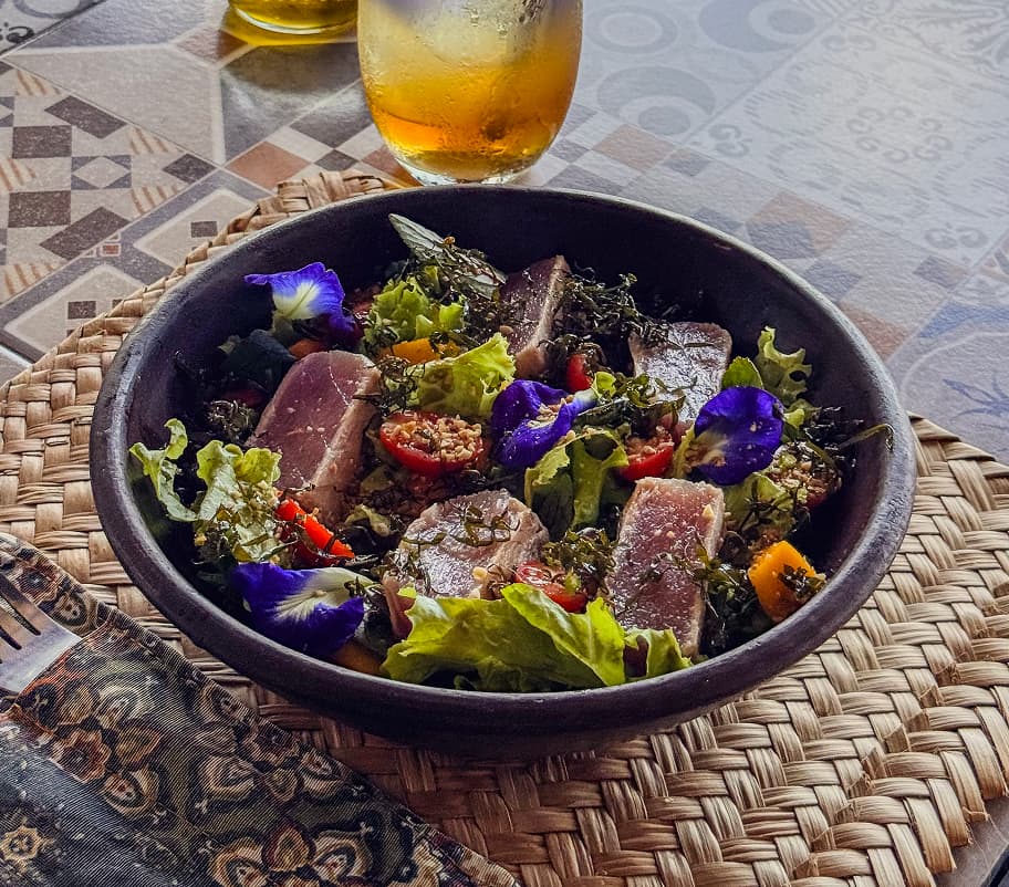 Prato de cerâmica com peixe e vegetais variados